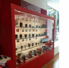 紅色烤漆對開玻璃門展示柜定制